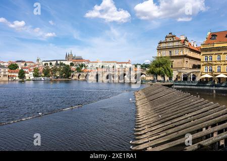 La rivière Vltava à Prague avec le célèbre pont Charles et le château Banque D'Images