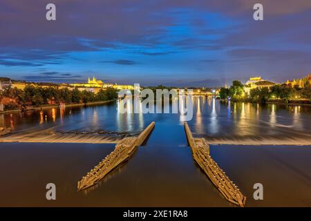 La rivière Vltava à Prague la nuit avec le château à l'arrière Banque D'Images