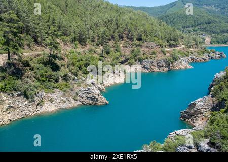 Vue sur la rivière bleue Dimchay dans la région d'Alanya. Banque D'Images