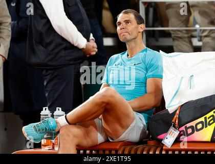 Un triste Rafael Nadal assis sur le banc après avoir perdu son match à l'Open de France, Roland Garros, Paris, France. Banque D'Images