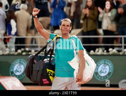 Le détenteur du record Rafael Nadal saluant l'Open de France, Roland Garros, Paris, France. Banque D'Images