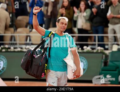 Le détenteur du record Rafael Nadal saluant l'Open de France, Roland Garros, Paris, France. Banque D'Images