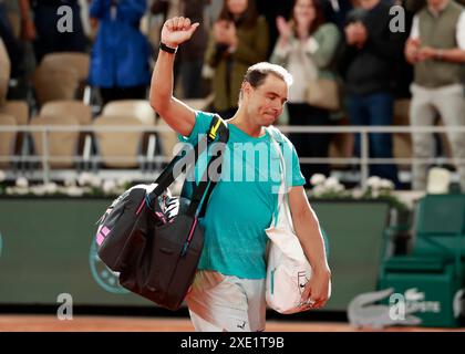 Le détenteur du record Rafael Nadal saluant l'Open de France, Roland Garros, Paris, France. Banque D'Images