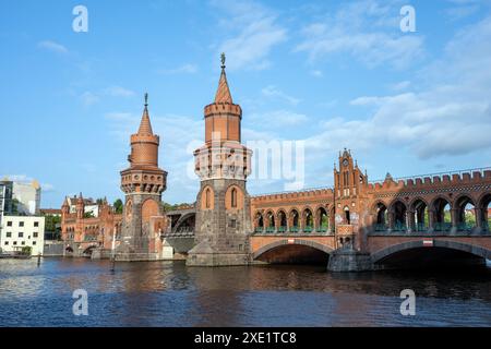 Le célèbre Oberbaumbruecke de l'autre côté de la rivière Spree à Berlin, en Allemagne Banque D'Images