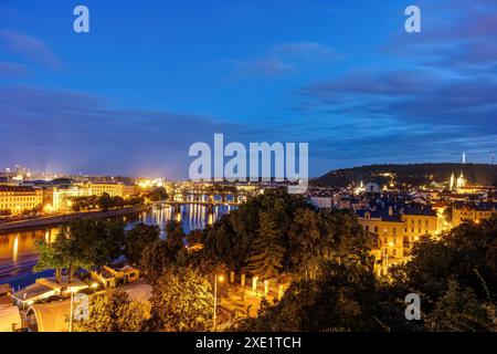 Vue sur Prague la nuit avec le quartier Mala Strana à droite Banque D'Images