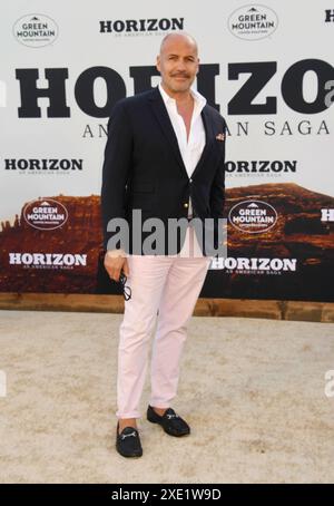 LOS ANGELES, CALIFORNIE - 24 JUIN : Billy Zane assiste à la première américaine de 'Horizon : an American Saga - Chapter 1' au Regency Village Theatre le 24 juin Banque D'Images