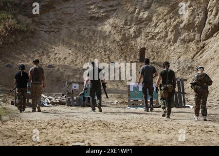 Kiev, Ukraine. 22 juin 2024. Civils ukrainiens vus pendant les cours de formation militaire pour civils à Kiev. (Photo de Mohammad Javad Abjoushak/SOPA images/Sipa USA) crédit : Sipa USA/Alamy Live News Banque D'Images