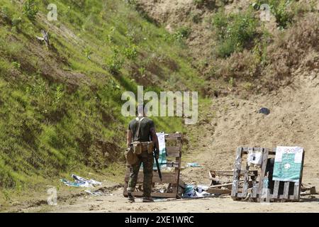 Kiev, Ukraine. 22 juin 2024. Un soldat ukrainien se prépare à tirer sur une cible pendant les cours de formation militaire pour les civils à Kiev. (Photo de Mohammad Javad Abjoushak/SOPA images/Sipa USA) crédit : Sipa USA/Alamy Live News Banque D'Images