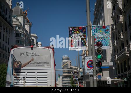 Madrid, Espagne. 25 juin 2024. Vue des affiches installées par la Mairie de Madrid à l’occasion des festivités de la fierté qui seront célébrées dans la capitale espagnole dans les prochains jours. Crédit : SOPA images Limited/Alamy Live News Banque D'Images