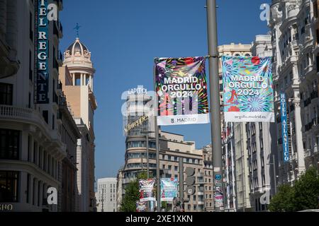 Madrid, Espagne. 25 juin 2024. Vue des affiches installées par la Mairie de Madrid à l’occasion des festivités de la fierté qui seront célébrées dans la capitale espagnole dans les prochains jours. Crédit : SOPA images Limited/Alamy Live News Banque D'Images