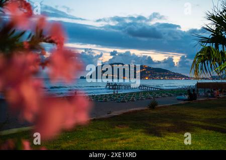 Belle scène de nuit sur la plage d'Alanya Banque D'Images