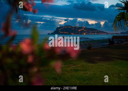 Belle scène de nuit sur la plage d'Alanya Banque D'Images
