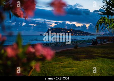 Belle scène de nuit sur la plage d'Alanya Banque D'Images