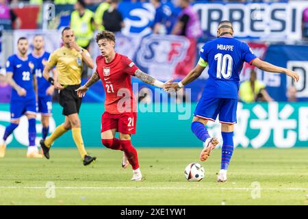 BVB Stadion Dortmund, Dortmund, Allemagne. 25 juin 2024. Euro 2024 Groupe d Football, France contre Pologne ; Nicola Zalewski (POL) couvre le pass de Kylian Mbappe (FRA) crédit : action plus Sports/Alamy Live News Banque D'Images