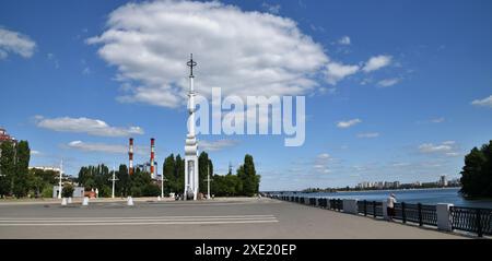 Voronej, Russie - 23 août. 2018. Stèle sur le quai Admiralteiskaya Banque D'Images