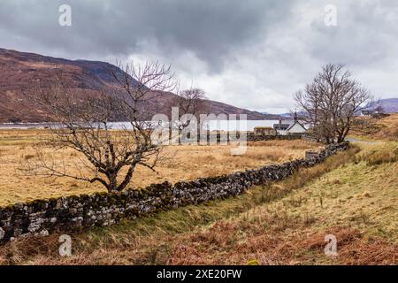 Inchnadamph (Highlands, Écosse). Ancienne église paroissiale (1743) et cimetière sur le Loch Assynt. Banque D'Images