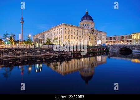 Imgae haute résolution du palais de Berlin reconstruit et de la célèbre tour de télévision la nuit Banque D'Images