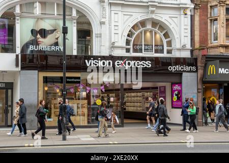 Londres, Royaume-Uni - 9 mai 2023 : opticiens Vision Express à Londres. Vision Express est une société britannique créée en 1988 qui vend des lunettes, Sunglas Banque D'Images