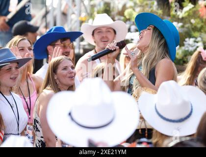New York, États-Unis. 25 juin 2024. Lainey Wilson se produit au NBC Today Show au Rockefeller Center de New York le mardi 25 juin 2024. Photo de John Angelillo/UPI crédit : UPI/Alamy Live News Banque D'Images