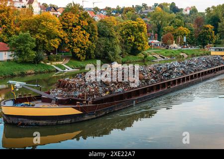 Industrie des transports. Barge de navire transporte la ferraille et le sable avec du gravier. Barge chargée de ferraille est sur le roadste Banque D'Images