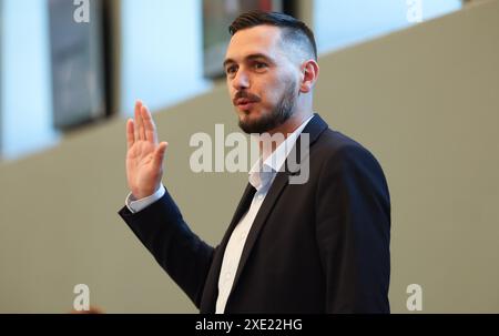 Namur, Belgique. 25 juin 2024. Le PTB Julien Liradelfo prête serment lors de la première session plénière du parlement wallon à Namur, après les élections du 9 juin, mardi 25 juin 2024. BELGA PHOTO VIRGINIE LEFOUR crédit : Belga News Agency/Alamy Live News Banque D'Images