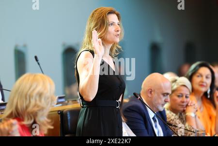 Namur, Belgique. 25 juin 2024. M. Diana Nikolic prête serment lors de la première session plénière du parlement wallon à Namur, après les élections du 9 juin, mardi 25 juin 2024. BELGA PHOTO VIRGINIE LEFOUR crédit : Belga News Agency/Alamy Live News Banque D'Images