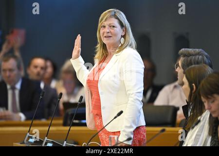 Namur, Belgique. 25 juin 2024. M. Stephanie Thoron prête serment lors de la première session plénière du parlement wallon à Namur, après les élections du 9 juin, mardi 25 juin 2024. BELGA PHOTO JOHN THYS crédit : Belga News Agency/Alamy Live News Banque D'Images