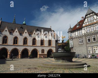 Place du marché à Goslar avec hôtel de ville historique et fontaine du marché Banque D'Images