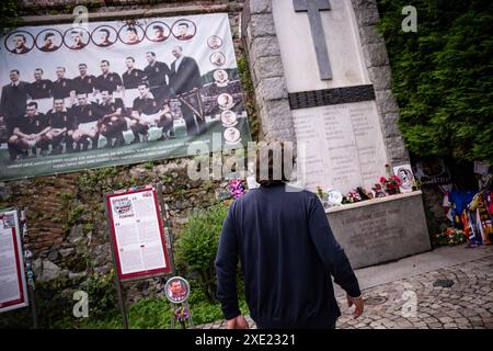 Torino, Italie. 25 juin 2024. Paolo Vanoli nouvel entraîneur-chef du Torino FC visite Superga à Turin, où le 4 mai 1949, l'avion transportant l'ensemble de l'équipe de football Torino (populairement connu sous le nom de Grande Torino), s'est écrasé dans le mur de soutènement à l'arrière de la basilique de Superga - mardi 25 juin 2024. Sport - soccer . (Photo de Marco Alpozzi/Lapresse) crédit : LaPresse/Alamy Live News Banque D'Images