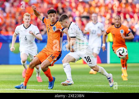 Berlin, Allemagne. 25 juin 2024. BERLIN, ALLEMAGNE - JUIN 25 : Tijjani Reijnders des pays-Bas se bat pour la possession avec Romano Schmid de l'Autriche lors du match Groupe d - UEFA EURO 2024 entre les pays-Bas et l'Autriche à l'Olympiastadion le 25 juin 2024 à Berlin, Allemagne. (Photo de Peter Lous/BSR Agency) crédit : BSR Agency/Alamy Live News/Alamy Live News Banque D'Images