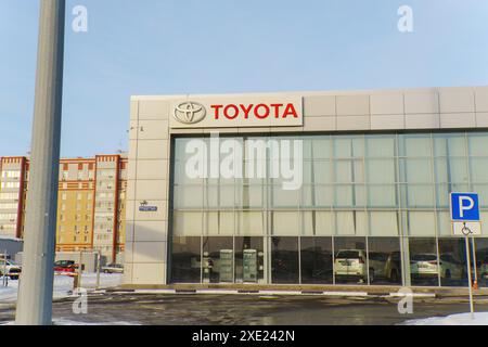 Tyumen, Russie-02 mars 2024 : logo Toyota signe contre ciel bleu. Mise au point sélective Banque D'Images