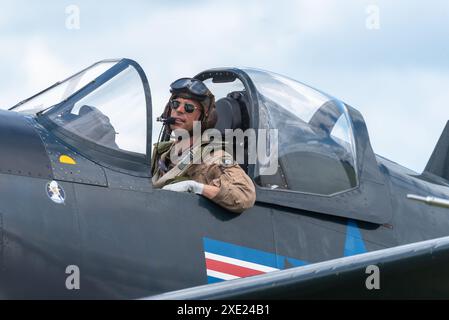 Le pilote Baptiste Salis roule à bord du Vought F4U Corsair F-AZEG avant de voler au Sywell Airshow 2024 dans le Northamptonshire, au Royaume-Uni Banque D'Images