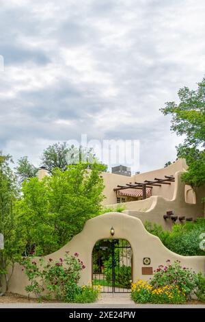 ALBUQUERQUE, NM, États-Unis - 15 MAI 2024 : University House à l'Université du Nouveau-Mexique. Banque D'Images