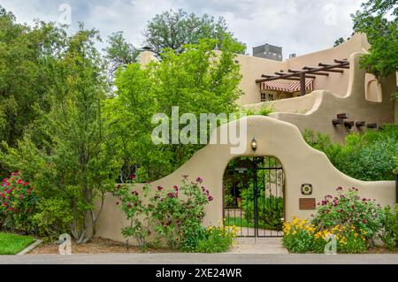 ALBUQUERQUE, NM, États-Unis - 15 MAI 2024 : University House à l'Université du Nouveau-Mexique. Banque D'Images