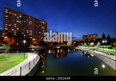 Paysage de nuit avec un étang à Zelenograd à Moscou. Russie Banque D'Images