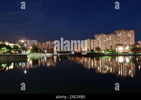 Paysage de nuit avec un étang à Zelenograd à Moscou. Russie Banque D'Images