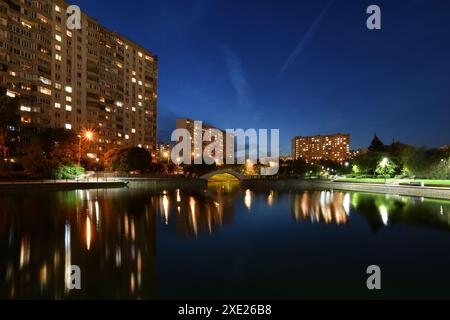 Paysage de nuit avec un étang à Zelenograd à Moscou. Russie Banque D'Images