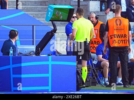 Berlin, Allemagne. 25 juin 2024. Football, UEFA Euro 2024, Championnat d'Europe, pays-Bas - Autriche, tour préliminaire, groupe d, jour de match 3, Olympiastadion Berlin, l'arbitre Ivan Kruzliak (M) de Slovaquie regarde une rediffusion sur l'écran de l'arbitre Video Assistant (VAR). Crédit : Michael Kappeler/dpa/Alamy Live News Banque D'Images