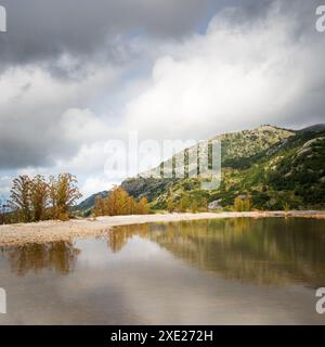 Après de fortes pluies, la montagne se reflétait dans de grandes flaques d'eau Cetinje Montenegro Banque D'Images