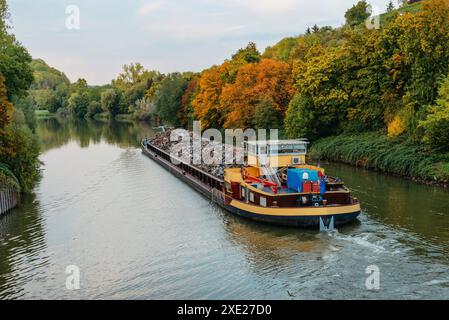 Industrie des transports. Barge de navire transporte la ferraille et le sable avec du gravier. Barge chargée de ferraille est sur le roadste Banque D'Images