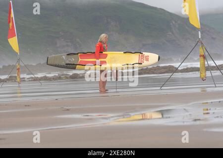 Sauveteur sur une plage de Cornouailles Banque D'Images