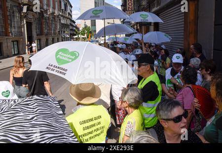 Madrid, Madrid, ESPAGNE. 25 juin 2024. Protestation contre les coupes sanitaires contre le gouvernement de la santé de la communauté de Madrid (crédit image : © Richard Zubelzu/ZUMA Press Wire) USAGE ÉDITORIAL SEULEMENT! Non destiné à UN USAGE commercial ! Banque D'Images