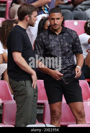 Cologne, Allemagne. 25 juin 2024. Le joueur de la Ligue anglaise Jake Livermore (R) prend place pour assister au match des Championnats d'Europe de l'UEFA au stade de Cologne. Le crédit photo devrait se lire comme suit : David Klein/Sportimage crédit : Sportimage Ltd/Alamy Live News Banque D'Images