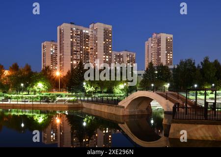 Paysage de nuit avec un étang à Zelenograd à Moscou. Russie Banque D'Images