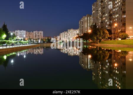 Paysage de nuit avec un étang à Zelenograd à Moscou. Russie Banque D'Images