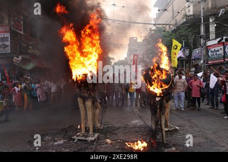 Kolkata, Inde. 25 juin 2024. Les activistes brûlant une effigie avec la photo du premier ministre indien, Narendra Modi, alors qu'ils protestent contre la récente escroquerie dans NEET et UGC-net examen. Des étudiants de nombreux partis politiques ont protesté contre des irrégularités présumées du gouvernement. Le 25 juin 2024 à Kolkata, Inde. (Photo de Dipa Chakraborty/ crédit : Eyepix Group/Alamy Live News Banque D'Images