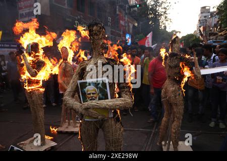 Kolkata, Inde. 25 juin 2024. Les activistes brûlant une effigie avec la photo du premier ministre indien, Narendra Modi, alors qu'ils protestent contre la récente escroquerie dans NEET et UGC-net examen. Des étudiants de nombreux partis politiques ont protesté contre des irrégularités présumées du gouvernement. Le 25 juin 2024 à Kolkata, Inde. (Photo de Dipa Chakraborty/ crédit : Eyepix Group/Alamy Live News Banque D'Images