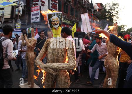 Kolkata, Inde. 25 juin 2024. Les activistes brûlant une effigie avec la photo du premier ministre indien, Narendra Modi, alors qu'ils protestent contre la récente escroquerie dans NEET et UGC-net examen. Des étudiants de nombreux partis politiques ont protesté contre des irrégularités présumées du gouvernement. Le 25 juin 2024 à Kolkata, Inde. (Photo de Dipa Chakraborty/ crédit : Eyepix Group/Alamy Live News Banque D'Images