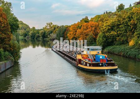 Industrie des transports. Barge de navire transporte la ferraille et le sable avec du gravier. Barge chargée de ferraille est sur le roadste Banque D'Images