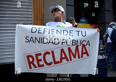 Madrid, Madrid, ESPAGNE. 25 juin 2024. Protestation contre les coupes sanitaires contre le gouvernement de la santé de la communauté de Madrid (crédit image : © Richard Zubelzu/ZUMA Press Wire) USAGE ÉDITORIAL SEULEMENT! Non destiné à UN USAGE commercial ! Banque D'Images